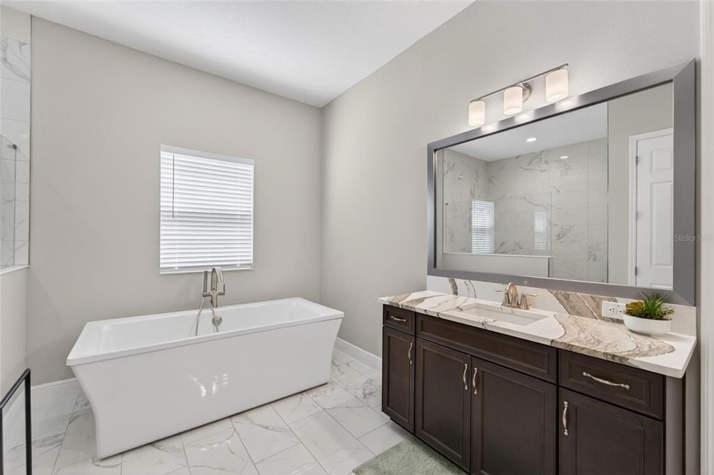 For Sale: $995,000 (5 beds, 4 baths, 4709 Square Feet)