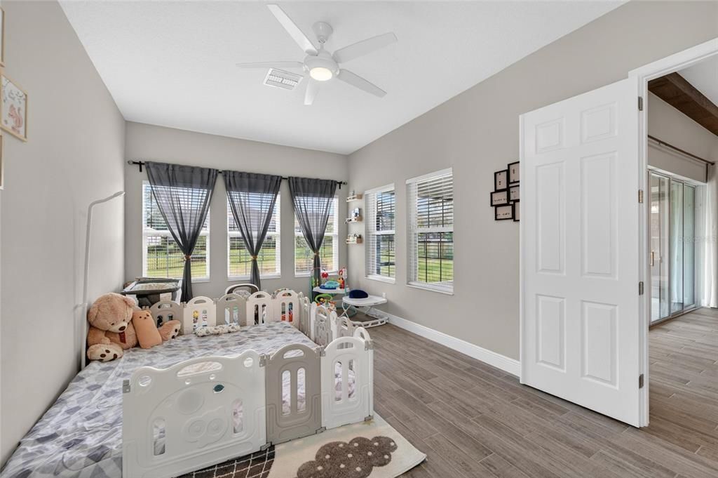 For Sale: $995,000 (5 beds, 4 baths, 4709 Square Feet)