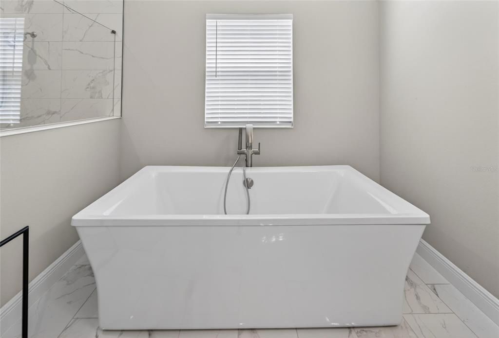 For Sale: $995,000 (5 beds, 4 baths, 4709 Square Feet)