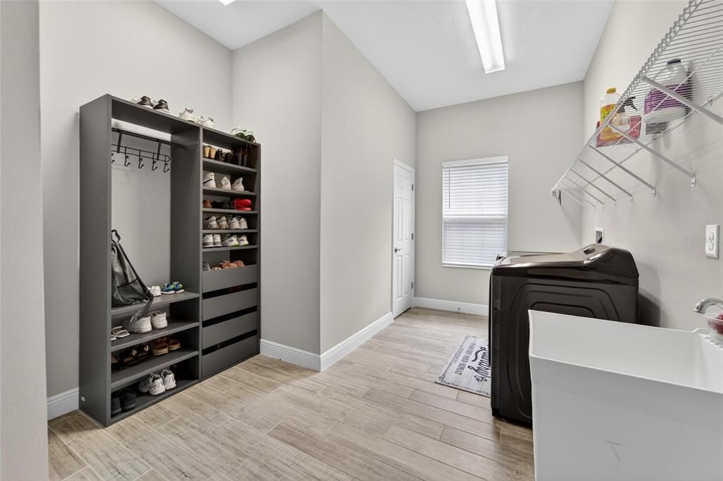 For Sale: $995,000 (5 beds, 4 baths, 4709 Square Feet)