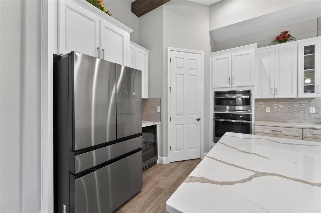 For Sale: $995,000 (5 beds, 4 baths, 4709 Square Feet)