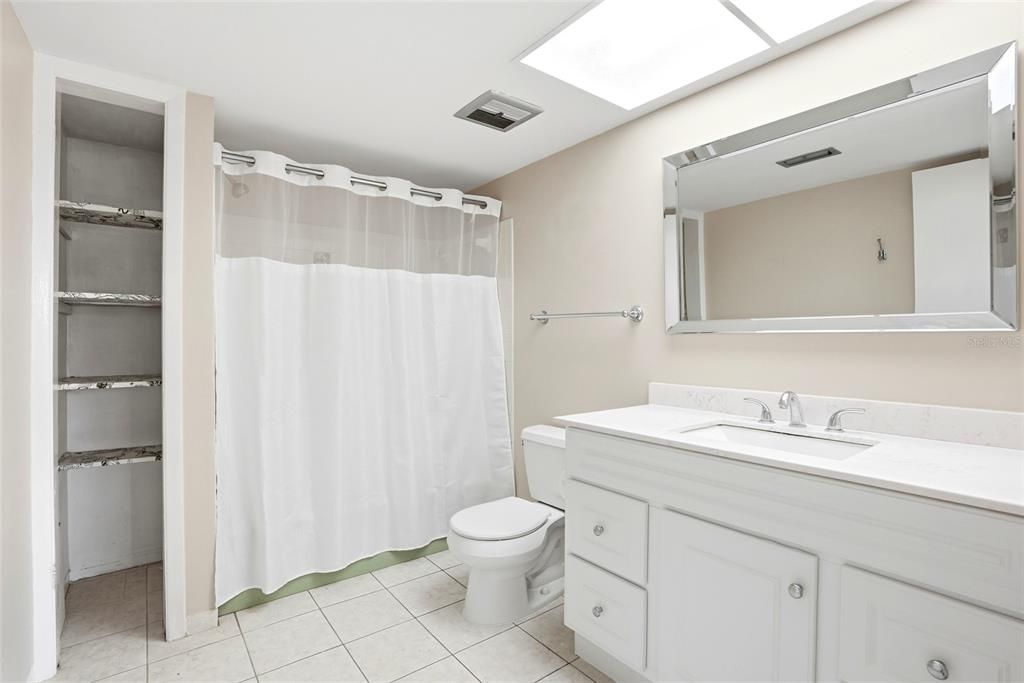 For Rent: $1,450 (1 beds, 1 baths, 815 Square Feet)