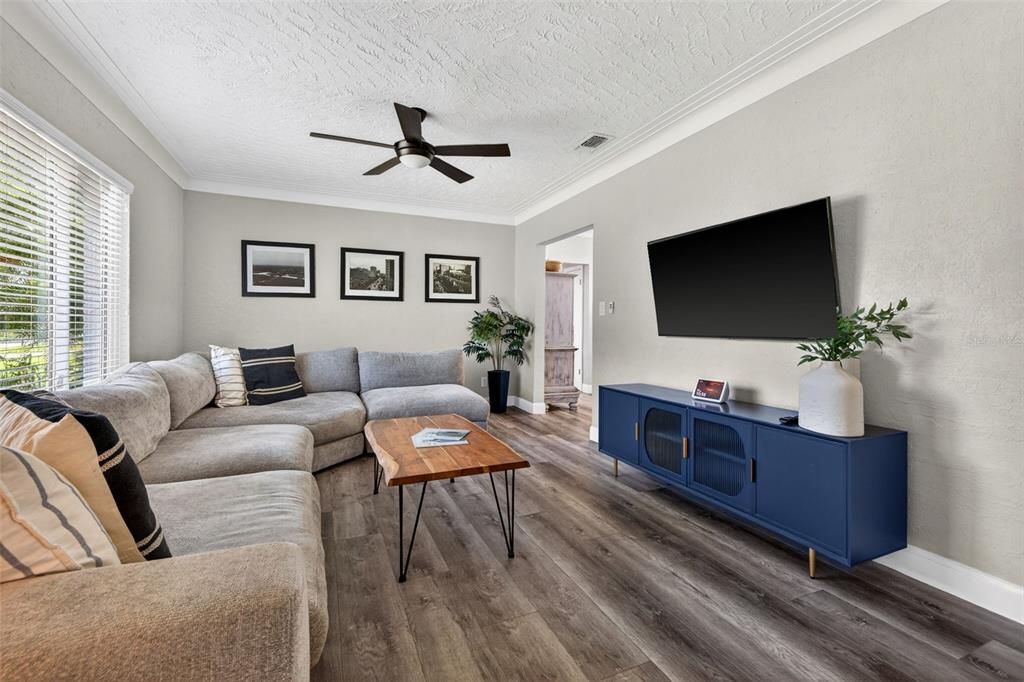 For Sale: $599,995 (3 beds, 2 baths, 1363 Square Feet)