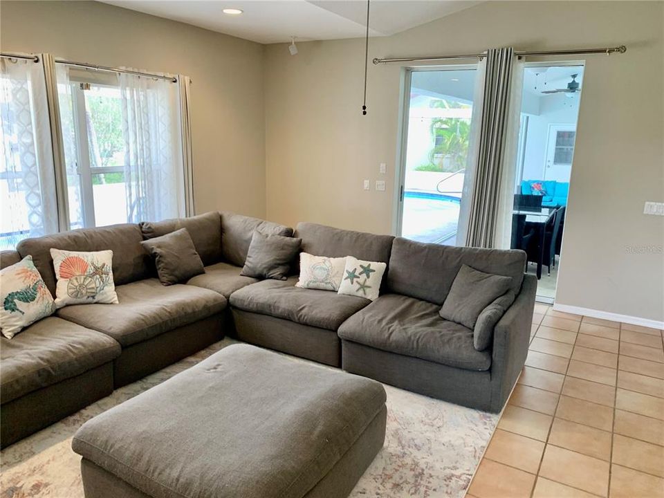 For Rent: $4,000 (3 beds, 2 baths, 1940 Square Feet)