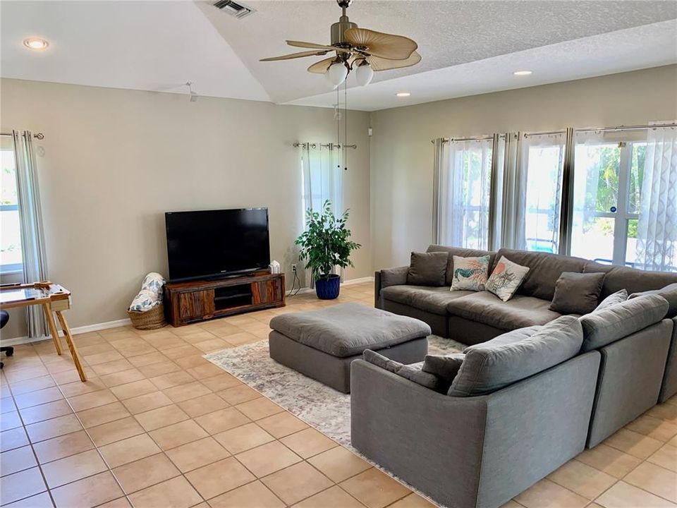 For Rent: $4,000 (3 beds, 2 baths, 1940 Square Feet)