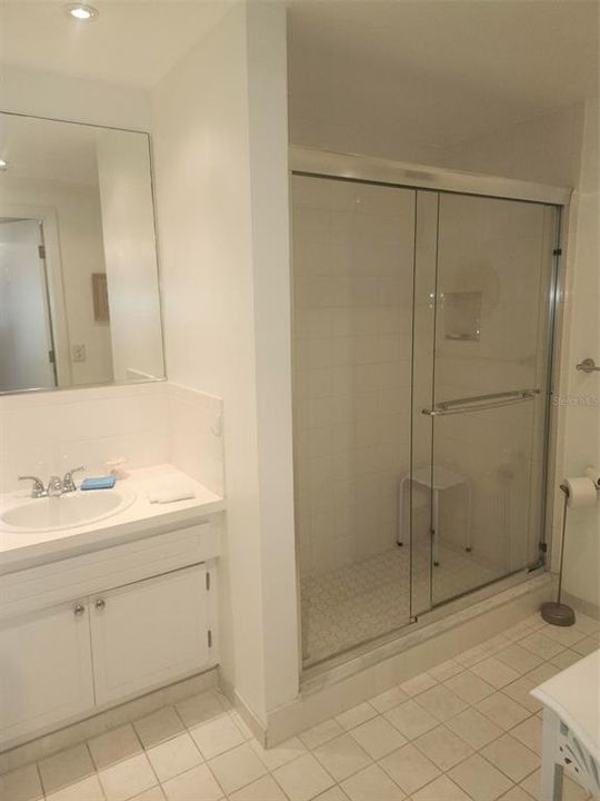 For Rent: $2,000 (1 beds, 1 baths, 950 Square Feet)