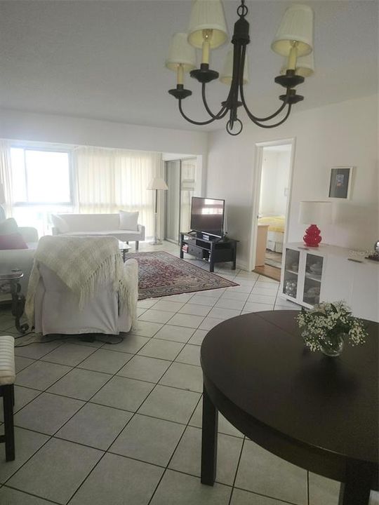 For Rent: $2,000 (1 beds, 1 baths, 950 Square Feet)