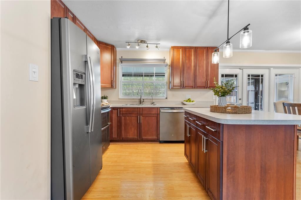 Active With Contract: $399,990 (3 beds, 2 baths, 1678 Square Feet)