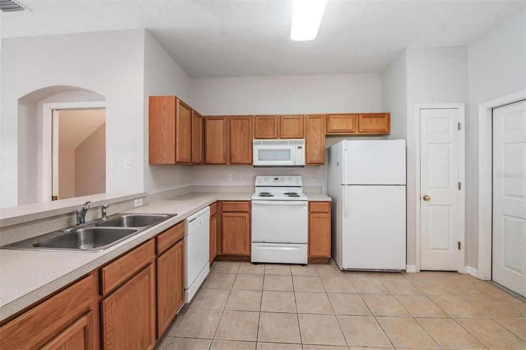 For Sale: $215,000 (2 beds, 1 baths, 1240 Square Feet)