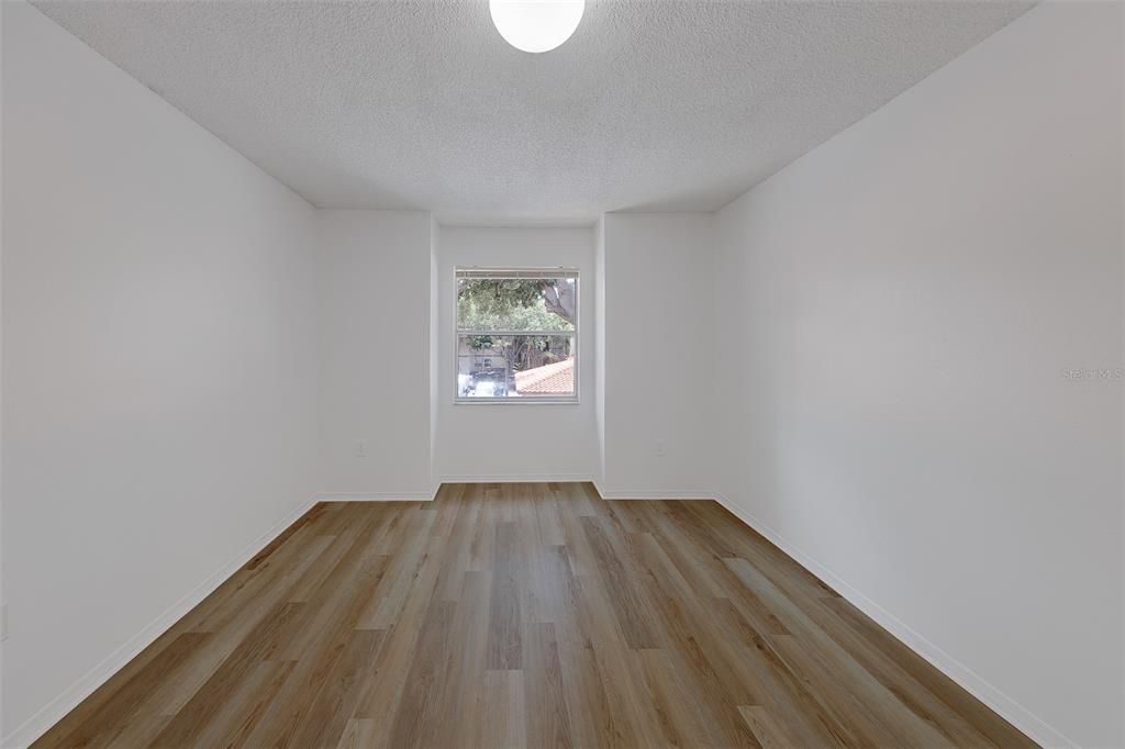 For Sale: $220,000 (2 beds, 2 baths, 1037 Square Feet)