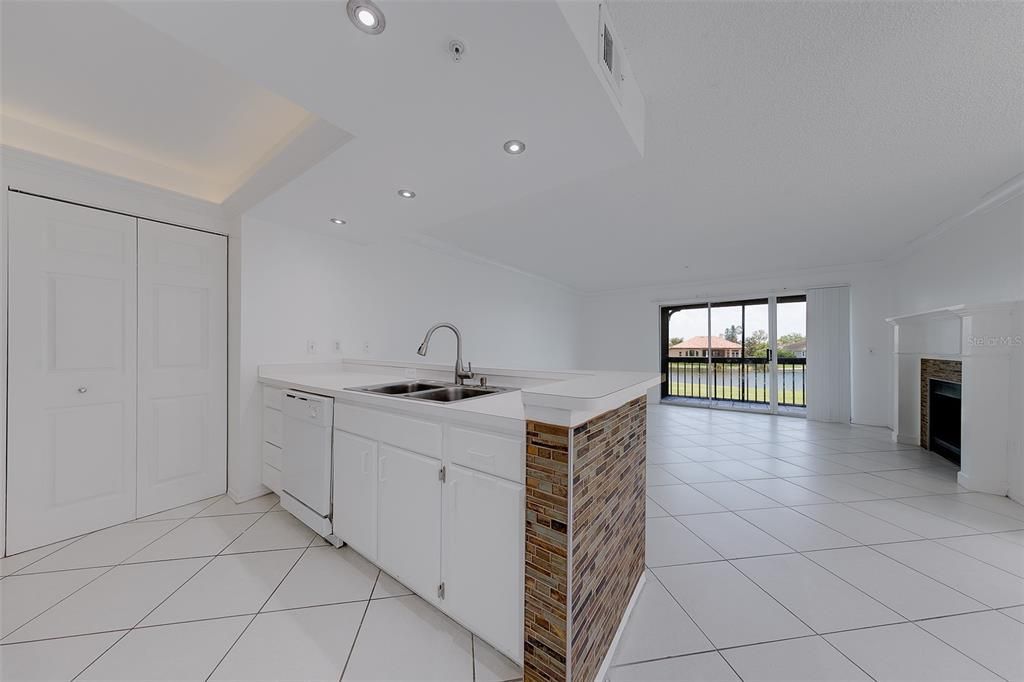 For Sale: $220,000 (2 beds, 2 baths, 1037 Square Feet)