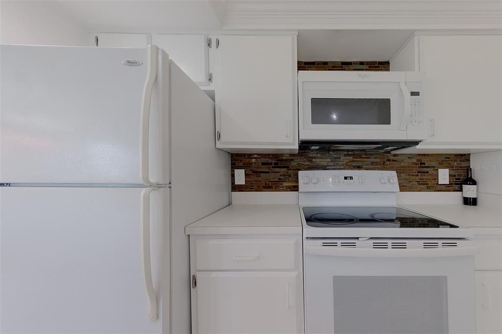 For Sale: $220,000 (2 beds, 2 baths, 1037 Square Feet)