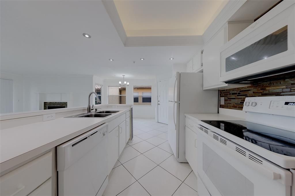 For Sale: $220,000 (2 beds, 2 baths, 1037 Square Feet)