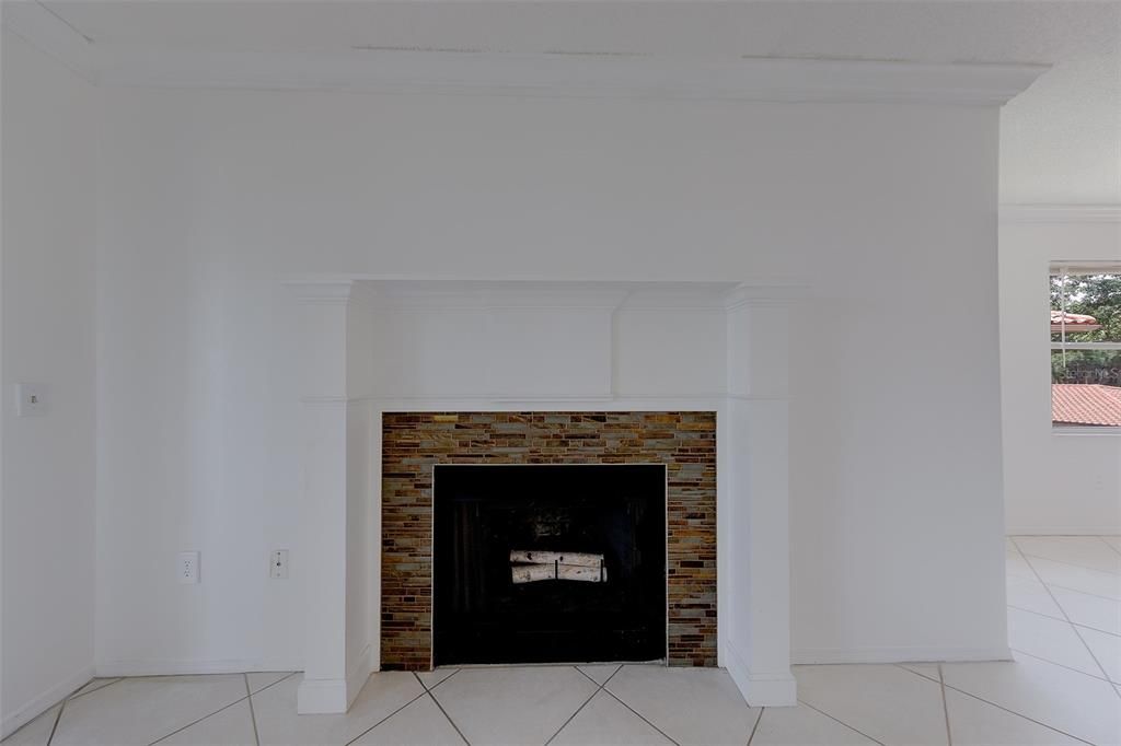For Sale: $220,000 (2 beds, 2 baths, 1037 Square Feet)