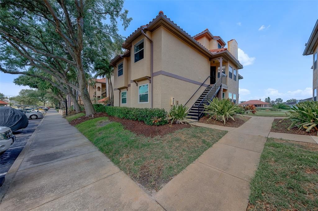 For Sale: $220,000 (2 beds, 2 baths, 1037 Square Feet)