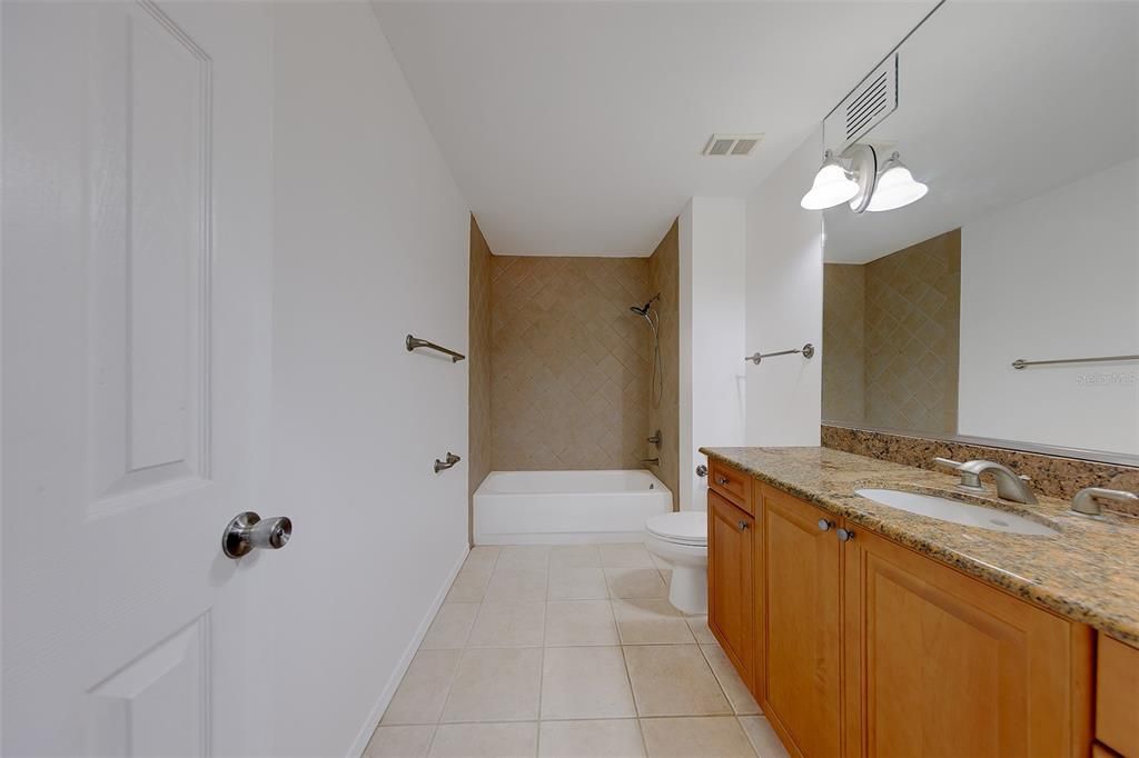 For Sale: $220,000 (2 beds, 2 baths, 1037 Square Feet)