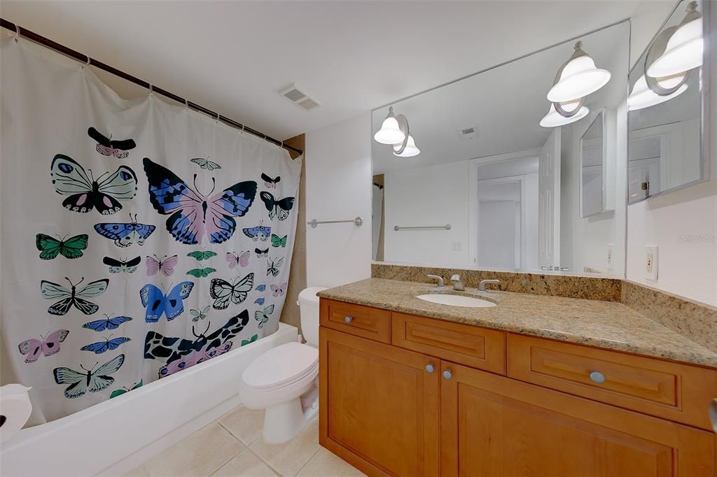 For Sale: $220,000 (2 beds, 2 baths, 1037 Square Feet)