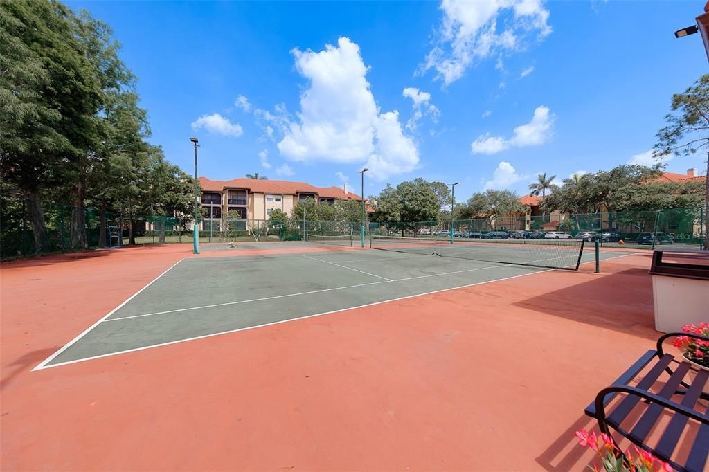 For Sale: $220,000 (2 beds, 2 baths, 1037 Square Feet)