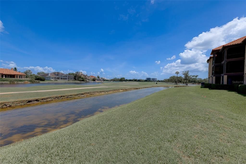 For Sale: $220,000 (2 beds, 2 baths, 1037 Square Feet)