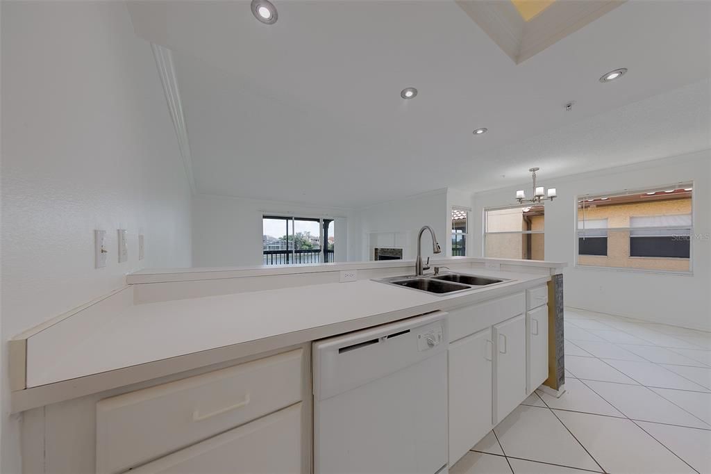 For Sale: $220,000 (2 beds, 2 baths, 1037 Square Feet)