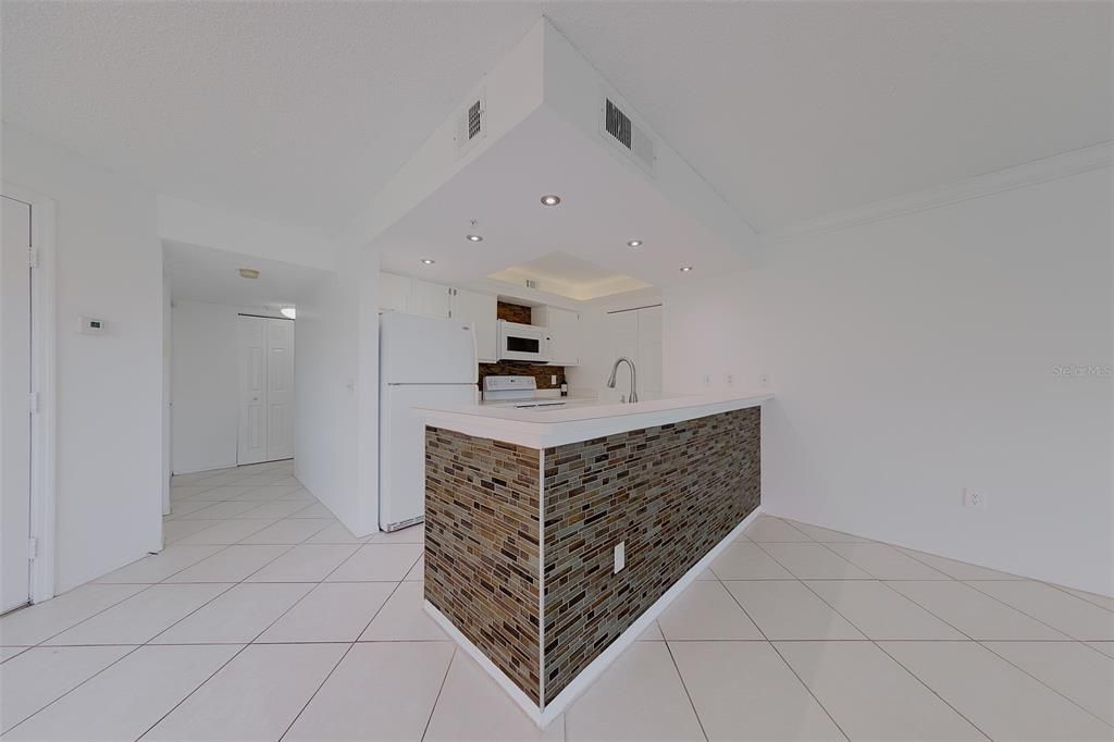 For Sale: $220,000 (2 beds, 2 baths, 1037 Square Feet)