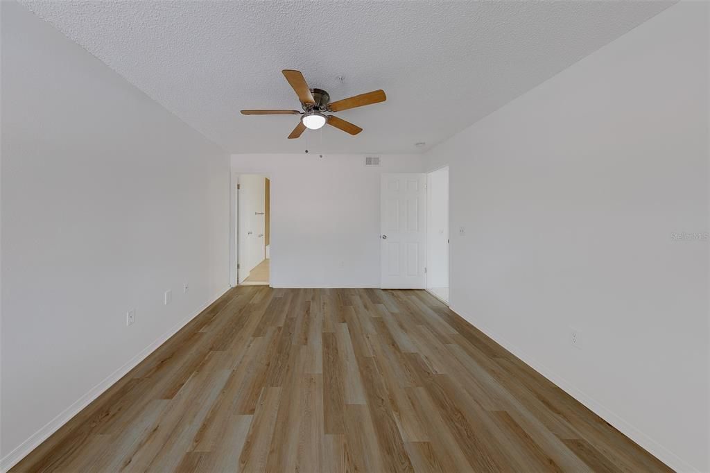 For Sale: $220,000 (2 beds, 2 baths, 1037 Square Feet)
