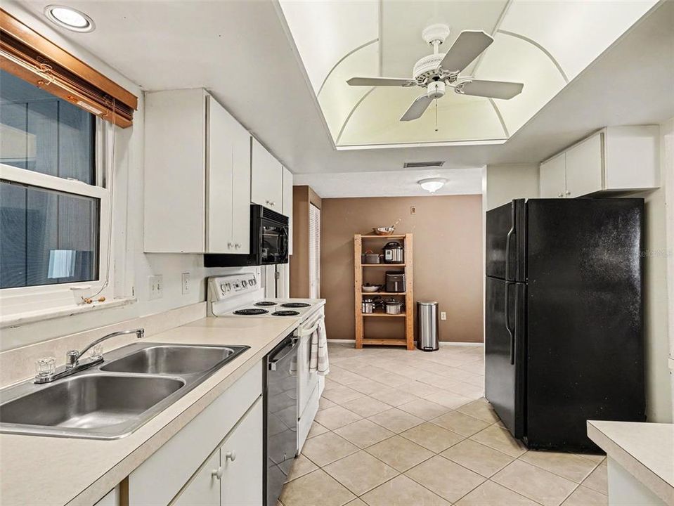 На продажу: $255,000 (2 спален, 2 ванн, 1651 Квадратных фут)