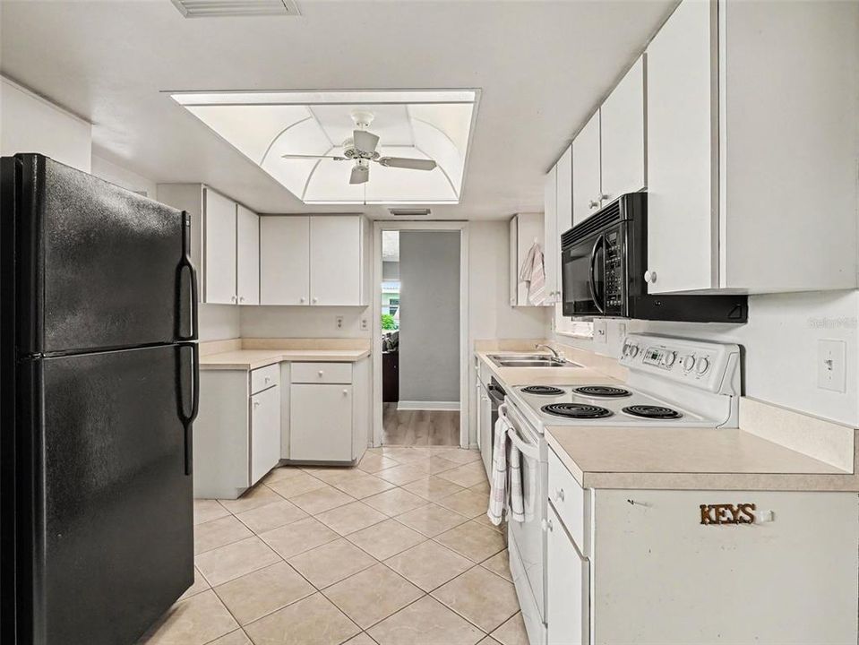 На продажу: $255,000 (2 спален, 2 ванн, 1651 Квадратных фут)