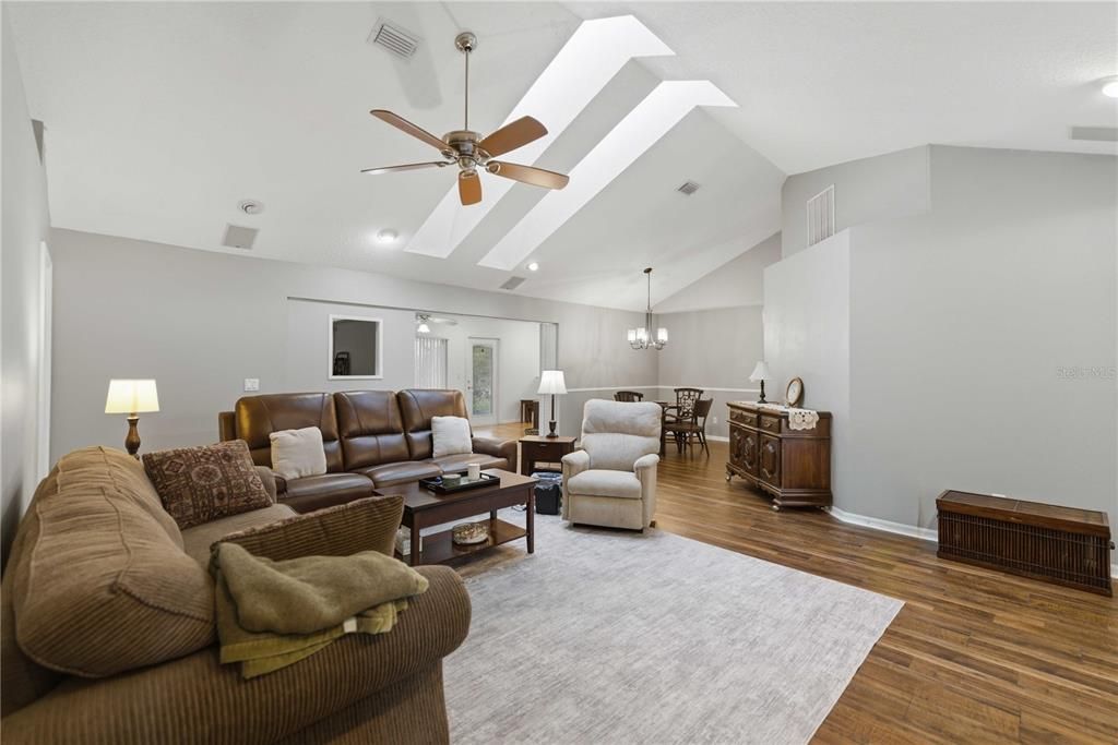 En Venta: $274,999 (3 camas, 2 baños, 1963 Pies cuadrados)