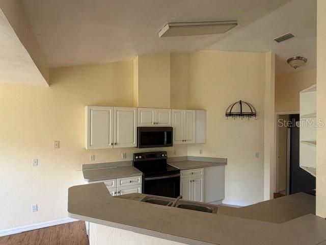 For Rent: $2,200 (3 beds, 2 baths, 1696 Square Feet)