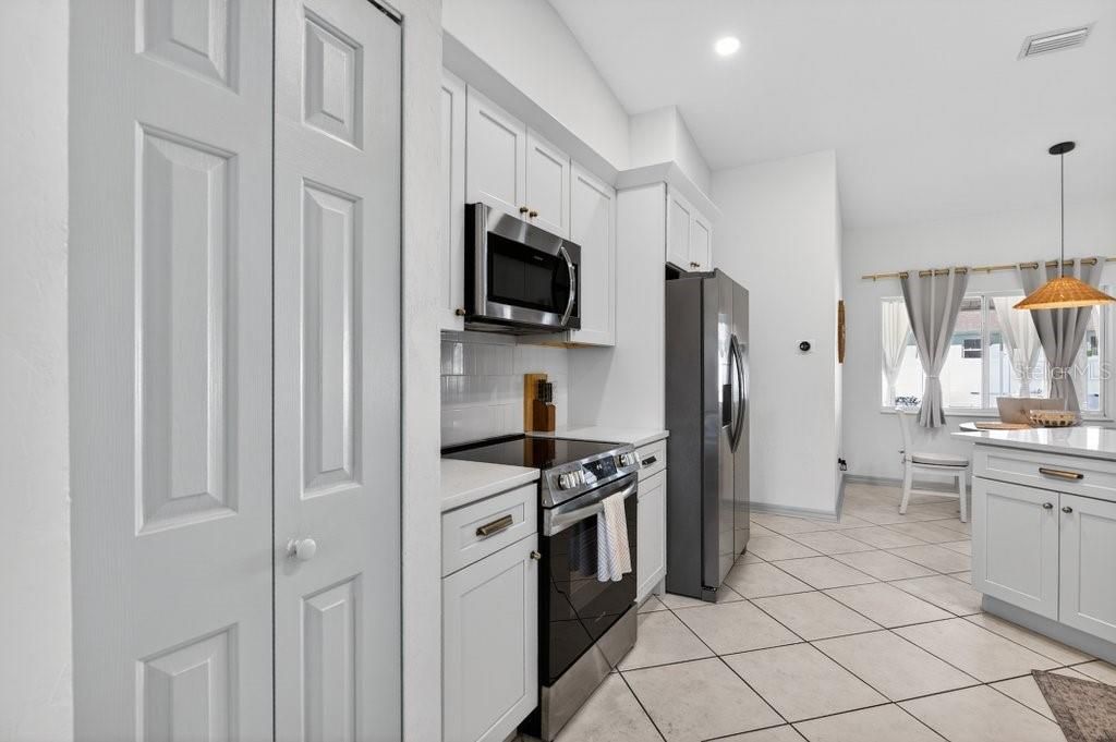En Venta: $585,000 (4 camas, 3 baños, 2174 Pies cuadrados)