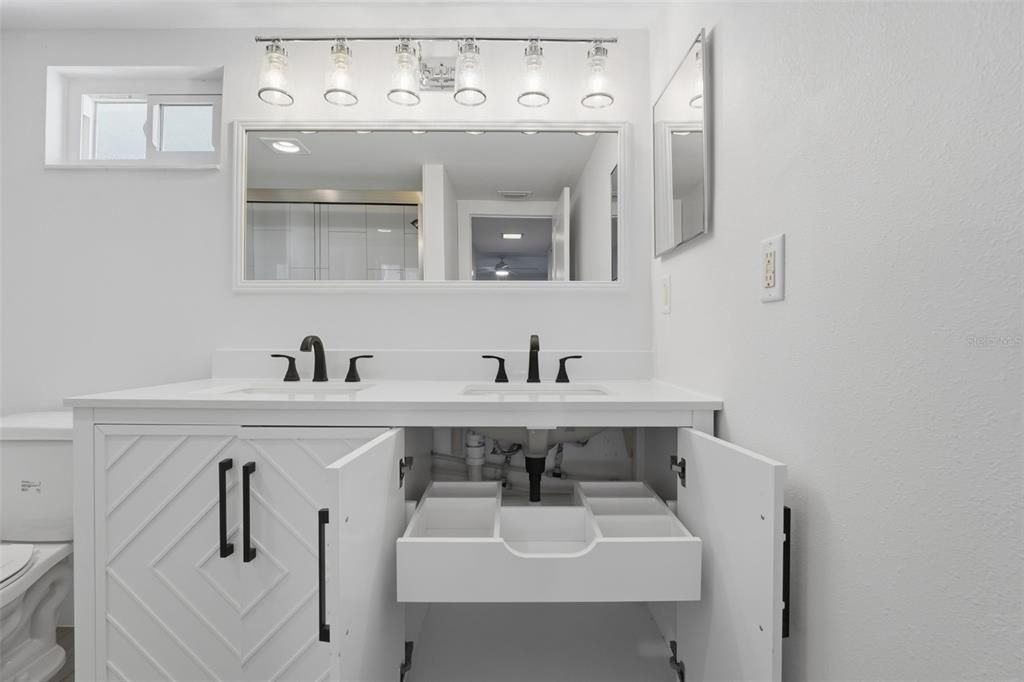 For Sale: $574,000 (2 beds, 2 baths, 1271 Square Feet)