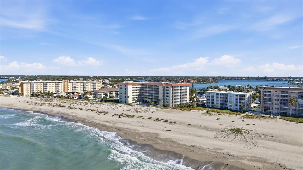 For Sale: $574,000 (2 beds, 2 baths, 1271 Square Feet)