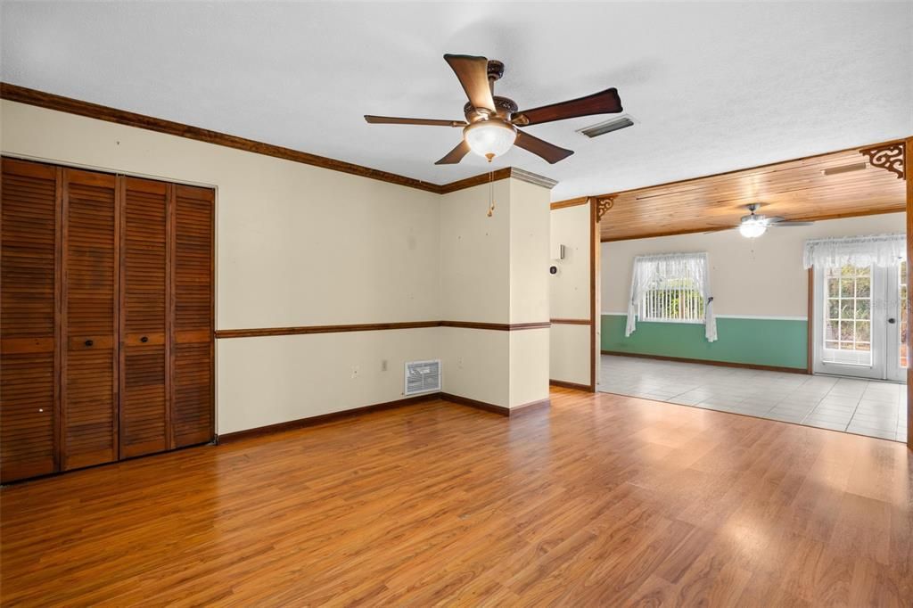 For Sale: $299,900 (3 beds, 2 baths, 1736 Square Feet)