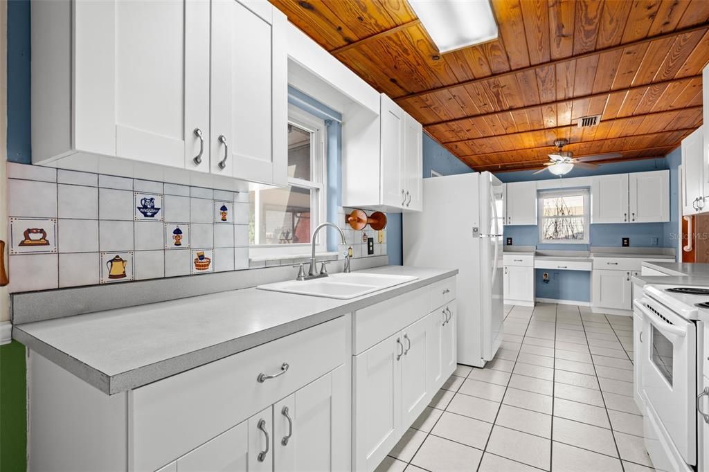 For Sale: $299,900 (3 beds, 2 baths, 1736 Square Feet)