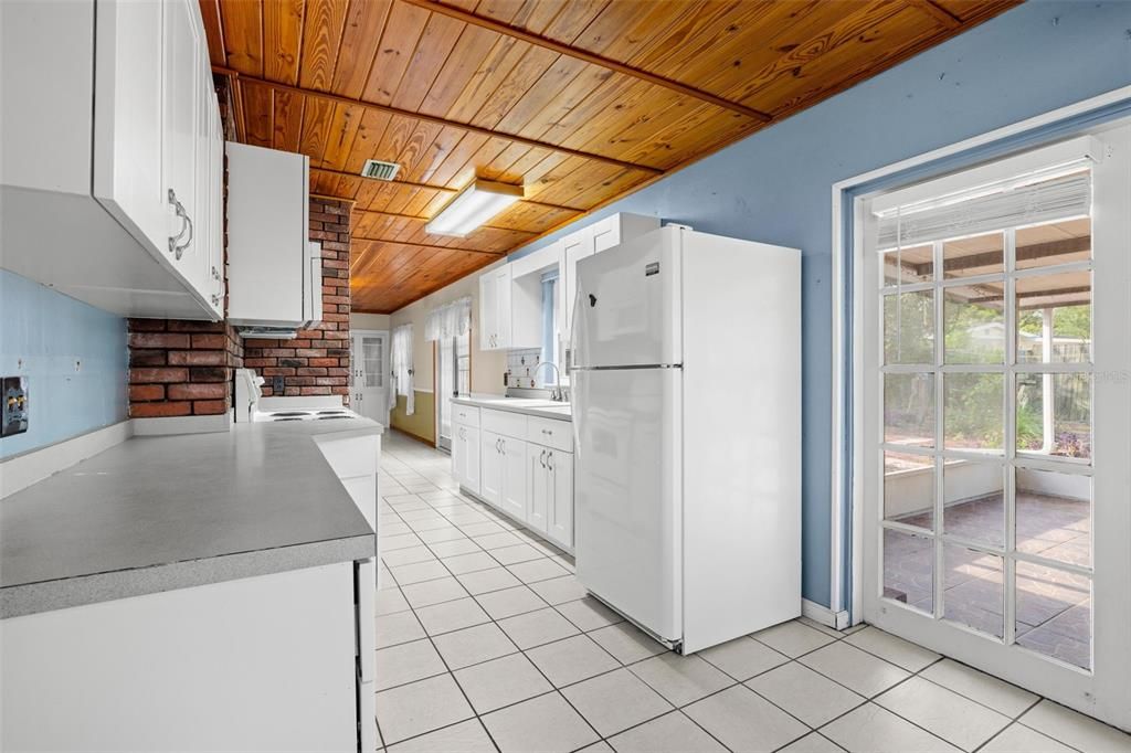 For Sale: $299,900 (3 beds, 2 baths, 1736 Square Feet)