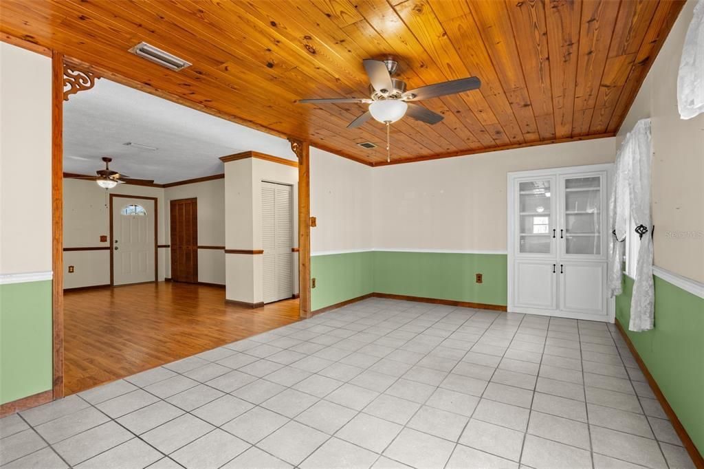 For Sale: $299,900 (3 beds, 2 baths, 1736 Square Feet)