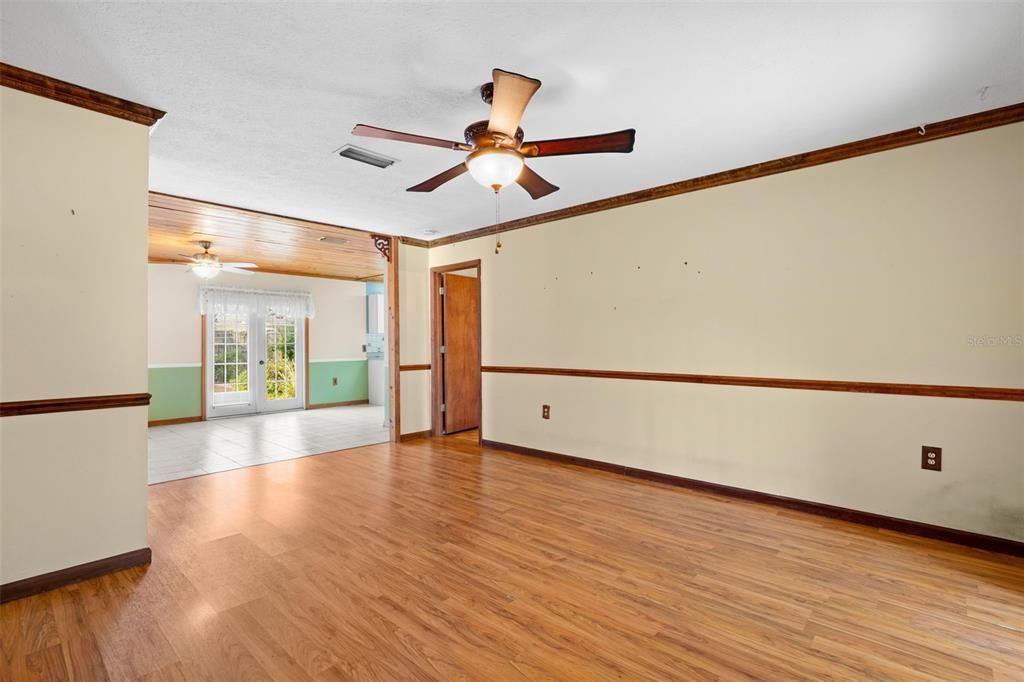 For Sale: $299,900 (3 beds, 2 baths, 1736 Square Feet)