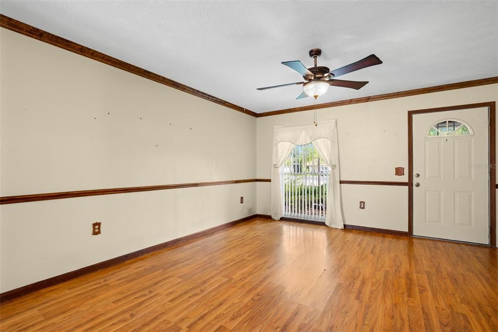 For Sale: $299,900 (3 beds, 2 baths, 1736 Square Feet)