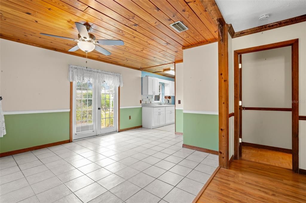 For Sale: $299,900 (3 beds, 2 baths, 1736 Square Feet)