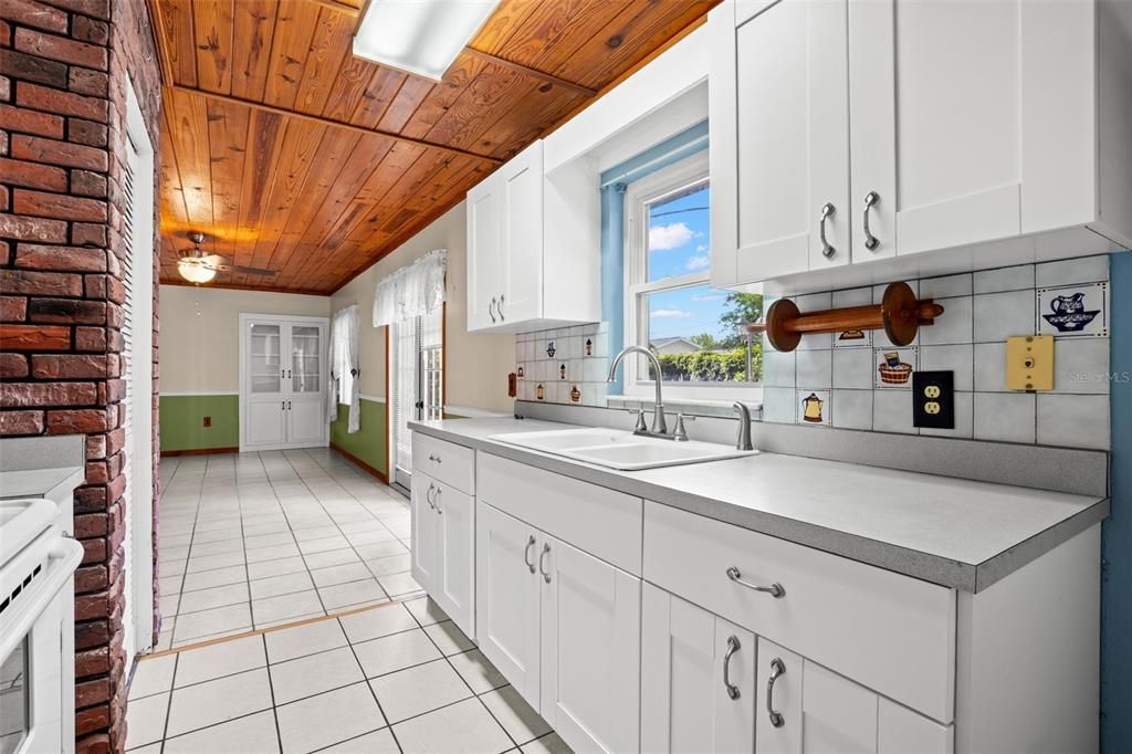 For Sale: $299,900 (3 beds, 2 baths, 1736 Square Feet)