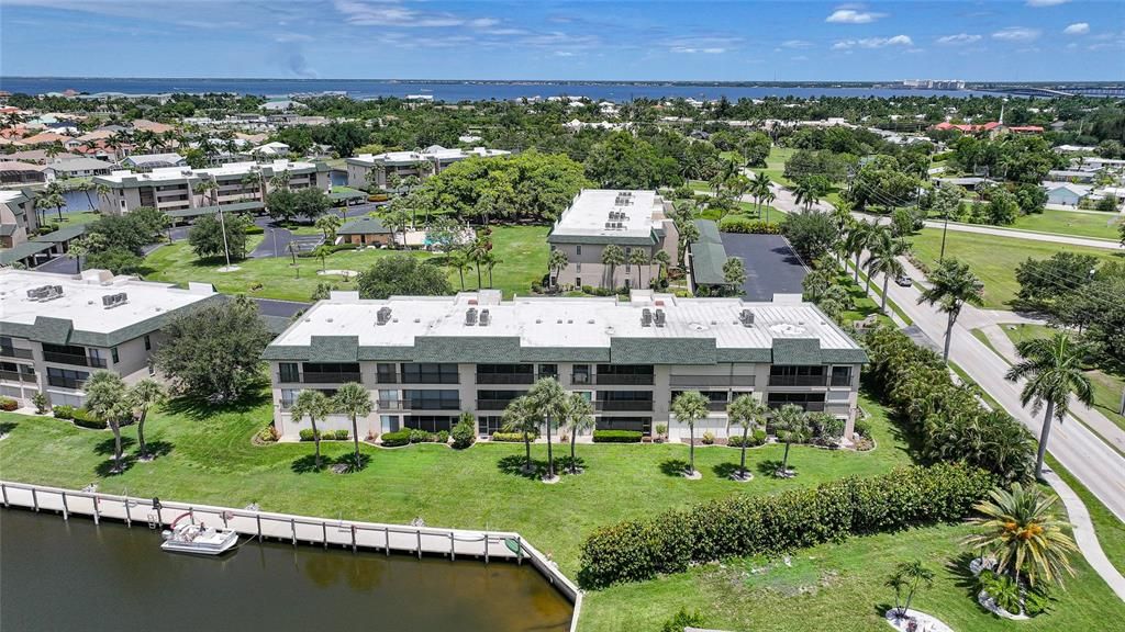 For Sale: $244,700 (2 beds, 2 baths, 1394 Square Feet)