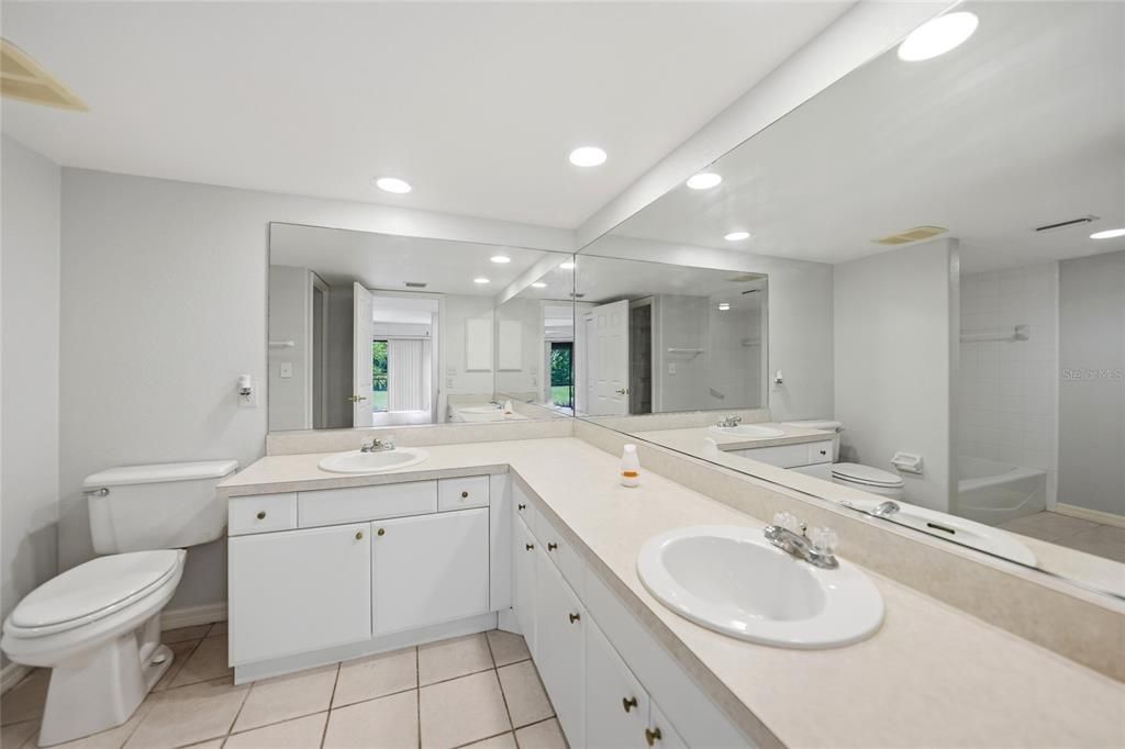 For Sale: $244,700 (2 beds, 2 baths, 1394 Square Feet)