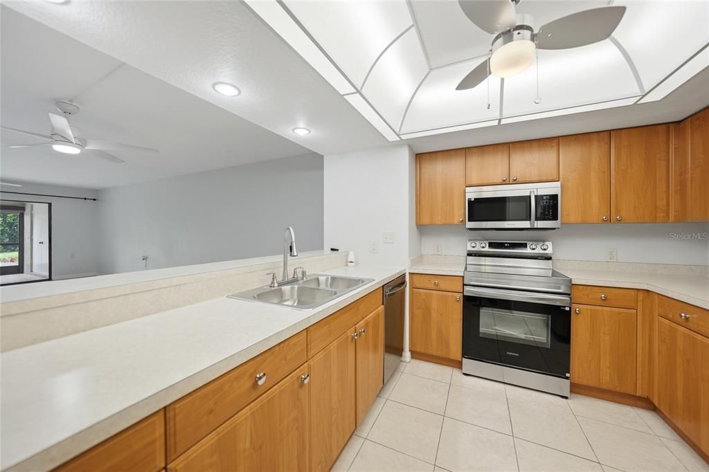 For Sale: $244,700 (2 beds, 2 baths, 1394 Square Feet)