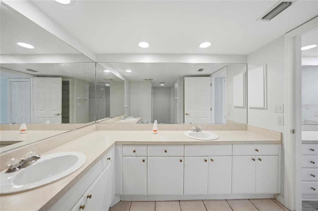 For Sale: $244,700 (2 beds, 2 baths, 1394 Square Feet)
