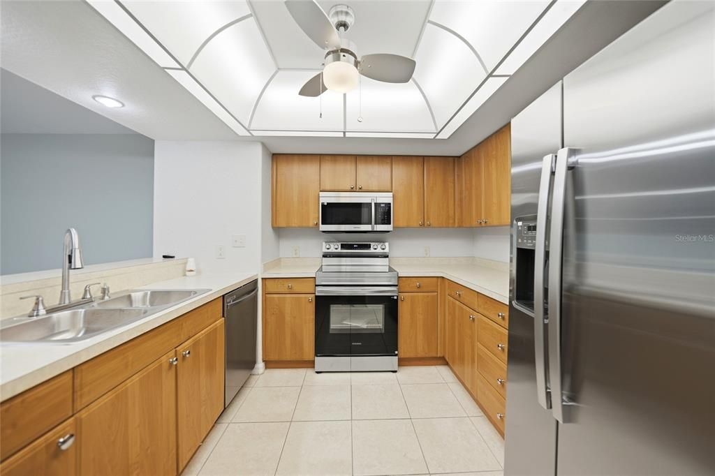For Sale: $244,700 (2 beds, 2 baths, 1394 Square Feet)