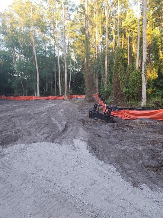 待售: $425,000 (1.24 acres)