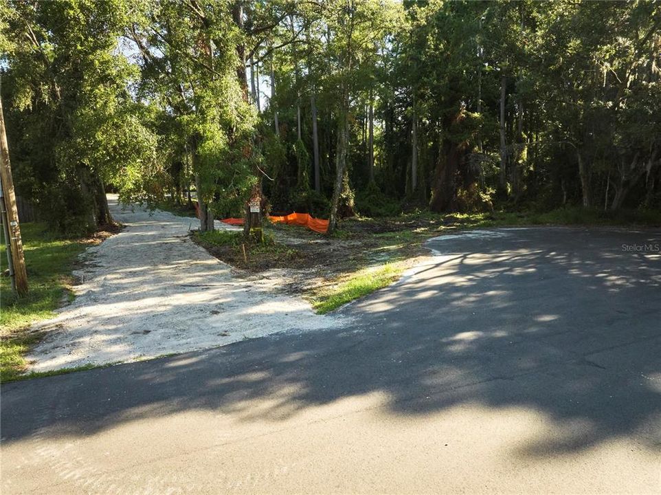 待售: $425,000 (1.24 acres)