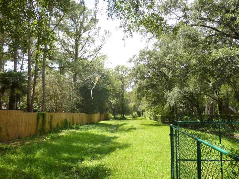 待售: $425,000 (1.24 acres)