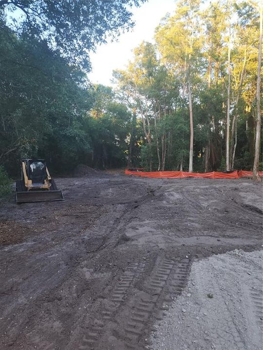 待售: $425,000 (1.24 acres)
